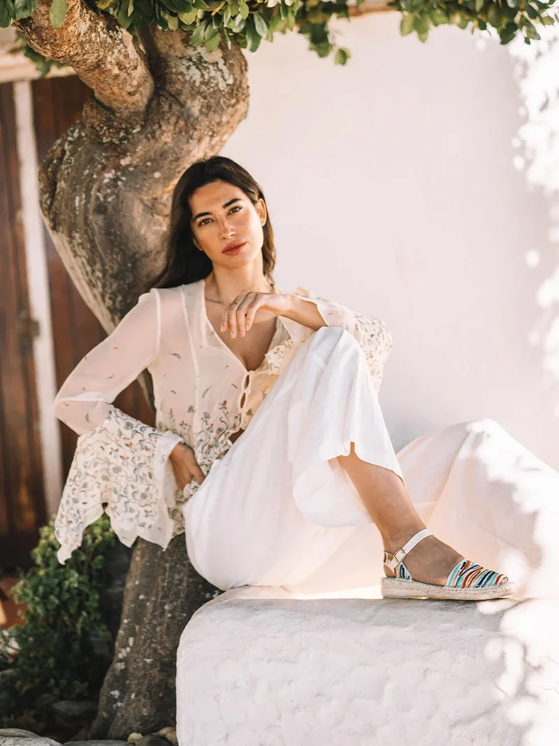Alpargatas de mujer bordadas con pulsera ajustable | GARBET