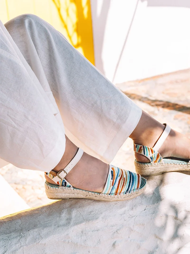 Alpargatas de mujer bordadas con pulsera ajustable | GARBET