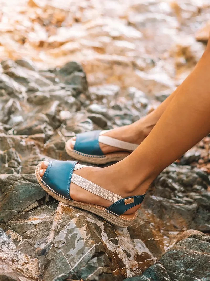 Sandalia de piel plana con elásticos | ETNA