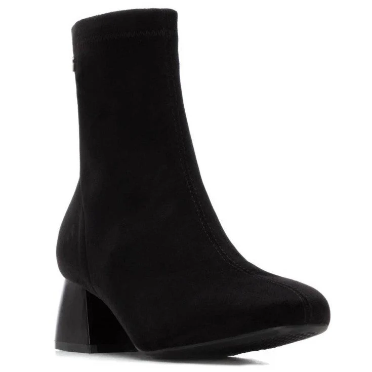 MUJER BOTIN TACON AMSTERDAM ANTE NEGRO