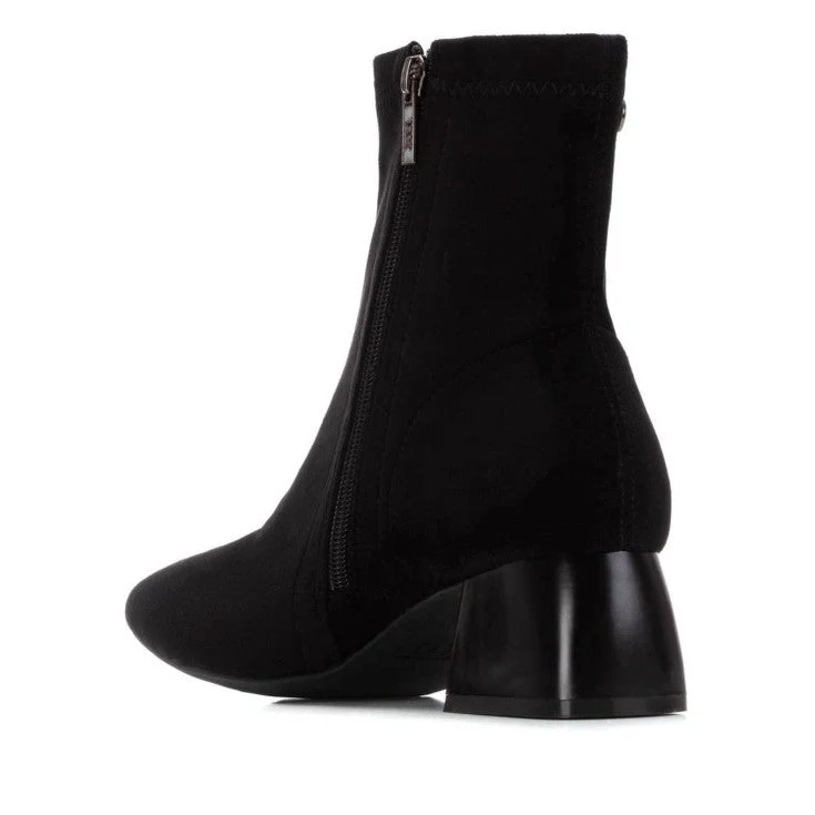 MUJER BOTIN TACON AMSTERDAM ANTE NEGRO
