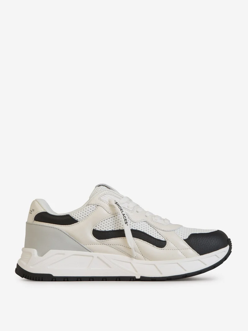 Sneakers Kick Off
