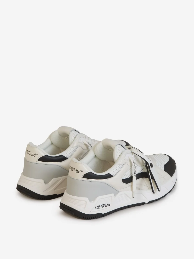 Sneakers Kick Off