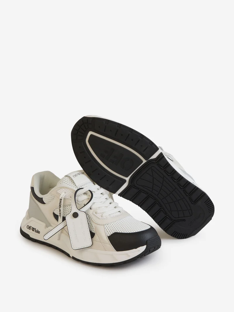 Sneakers Kick Off