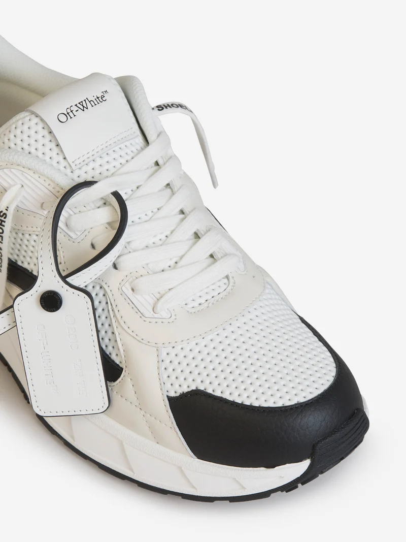 Sneakers Kick Off
