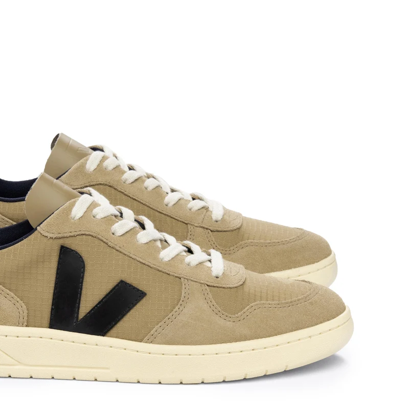 Deportiva dune/negro V10 Veja