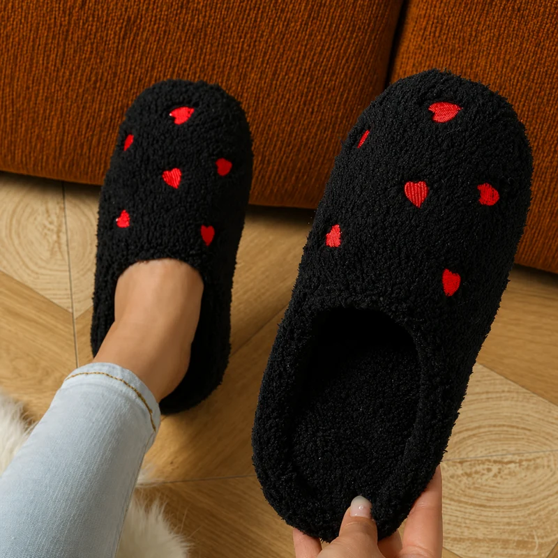 Miomu Pantuflas Negras con Corazones, Sueños de Felpa