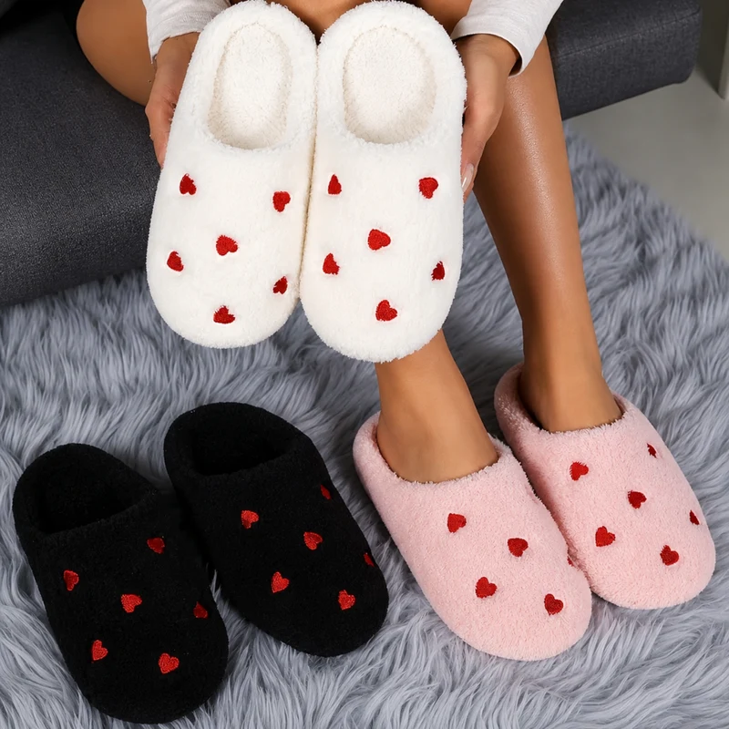Miomu Pantuflas Negras con Corazones, Sueños de Felpa