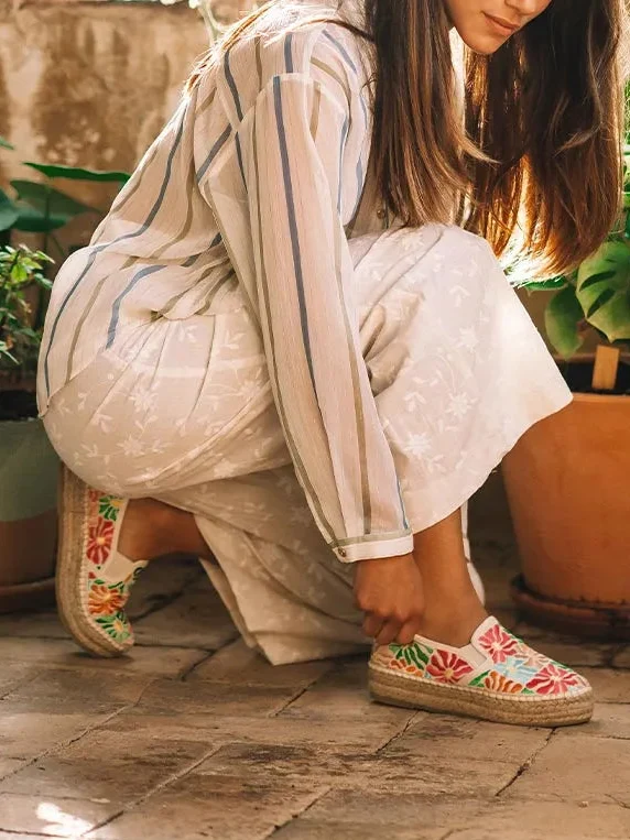 Alpargata cerrada de algodón bordada multicolor | POLA