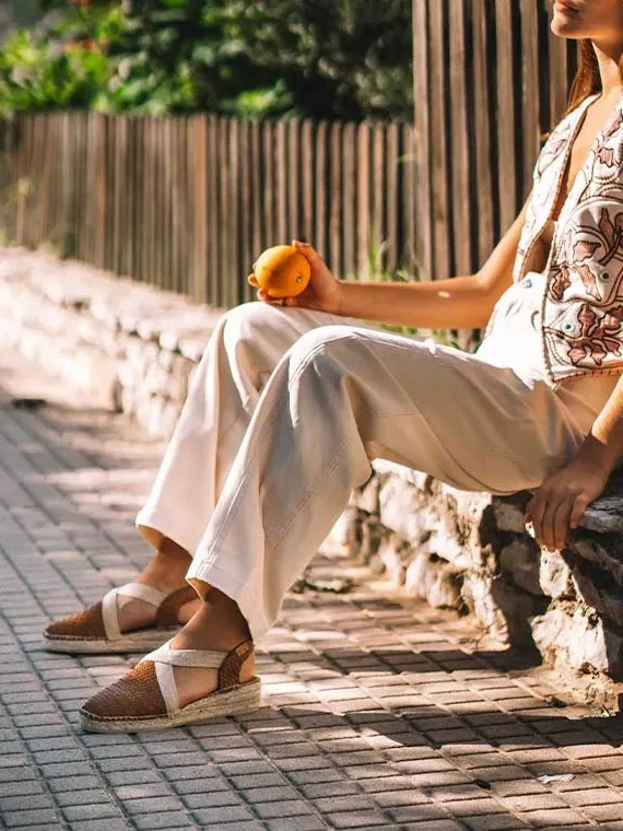Alpargata cerrada de mujer en piel trenzada con cuña | SIRACUSA
