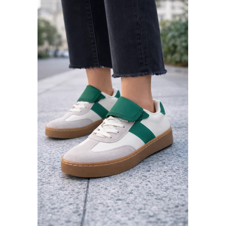 MUJER DEPORTIVA PLUMA VERDE