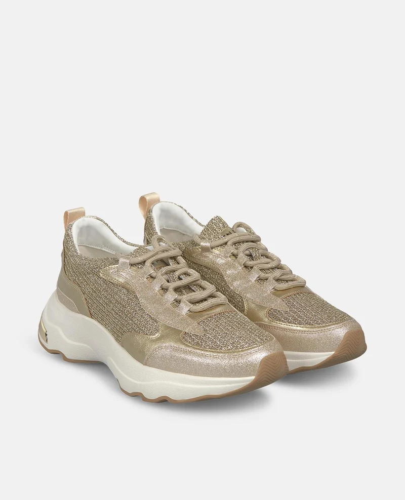 DEPORTIVA CON PLATAFORMA DETALLES METALICOS