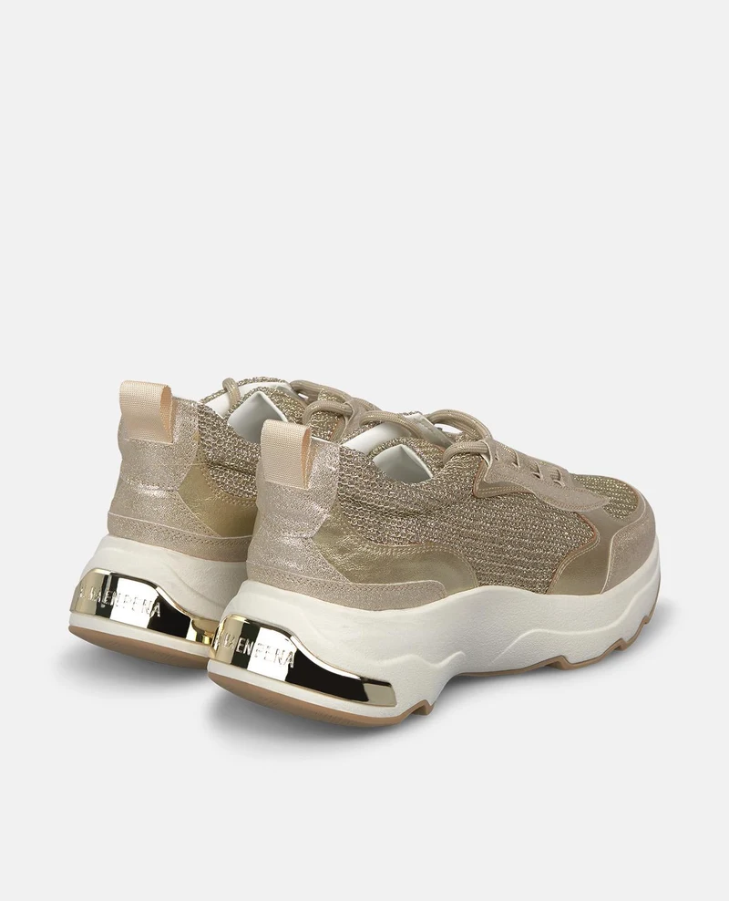 DEPORTIVA CON PLATAFORMA DETALLES METALICOS
