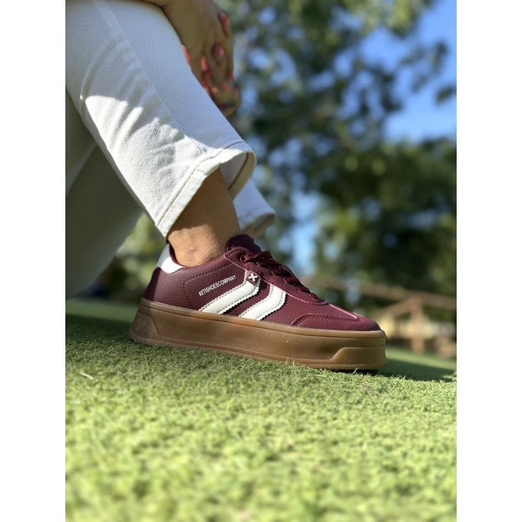 MUJER DEPORTIVA BURDEOS
