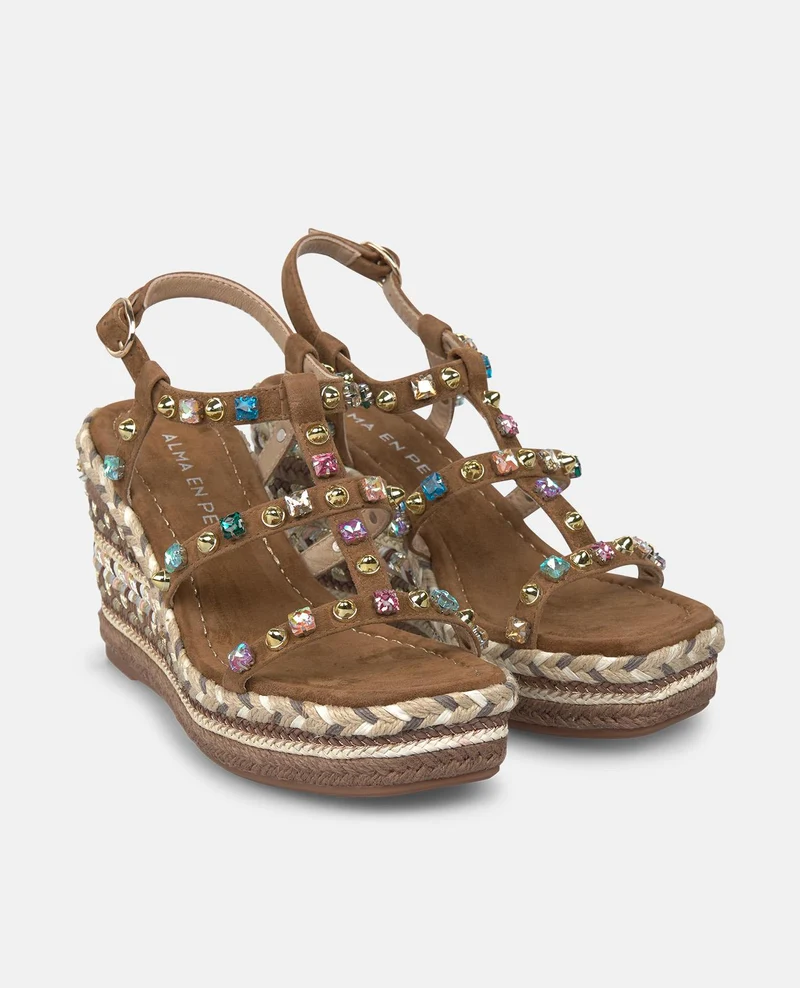 SANDALIA DE ESPARTO CON TACHUELAS EN LA CUÑA