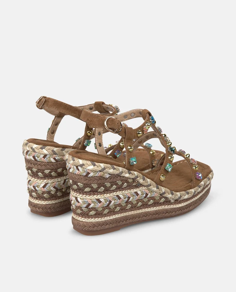 SANDALIA DE ESPARTO CON TACHUELAS EN LA CUÑA