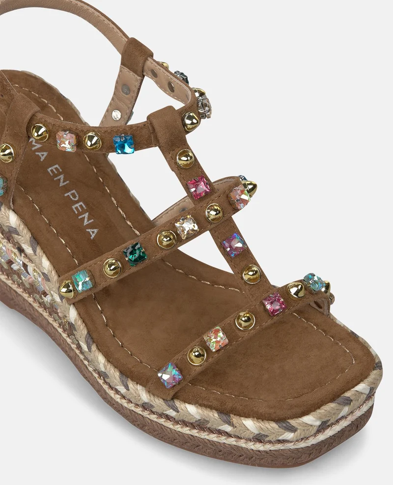 SANDALIA DE ESPARTO CON TACHUELAS EN LA CUÑA