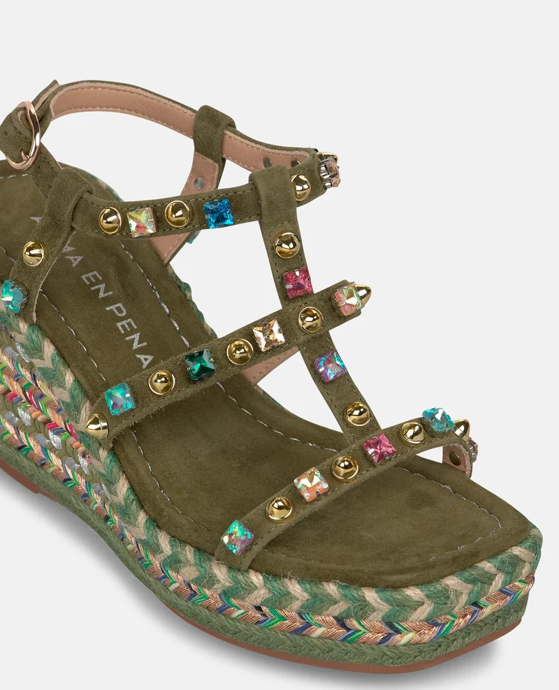 SANDALIA DE ESPARTO CON TACHUELAS EN LA CUÑA