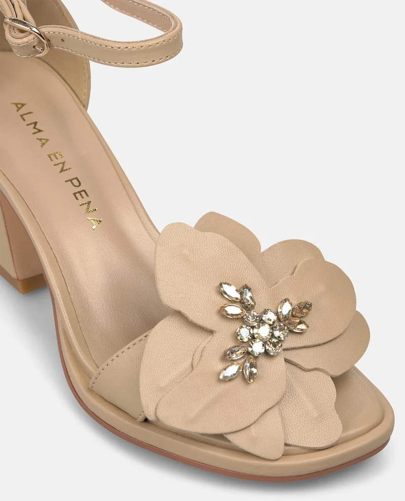 SANDALIA CON FLOR DELANTERA
