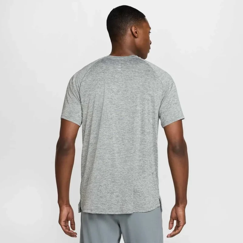 Nike Camiseta Dri-FIT Manga Corta Stride Gris, para Hombre
