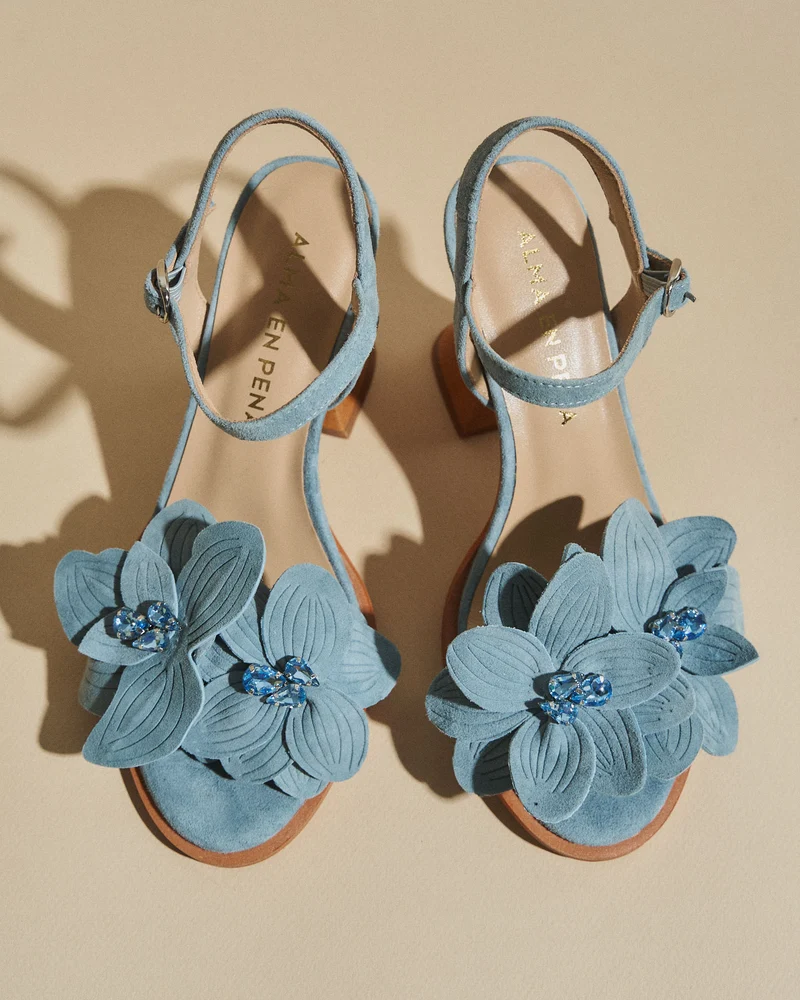 SANDALIA DETALLE FLOR CON TACON DE MADERA