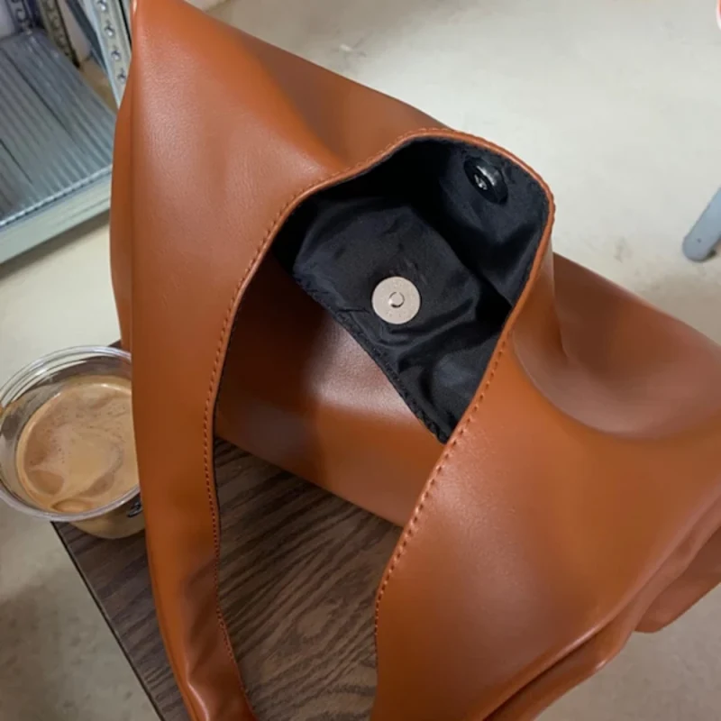 Miomu Bolso Hobo de Diseño Minimalista