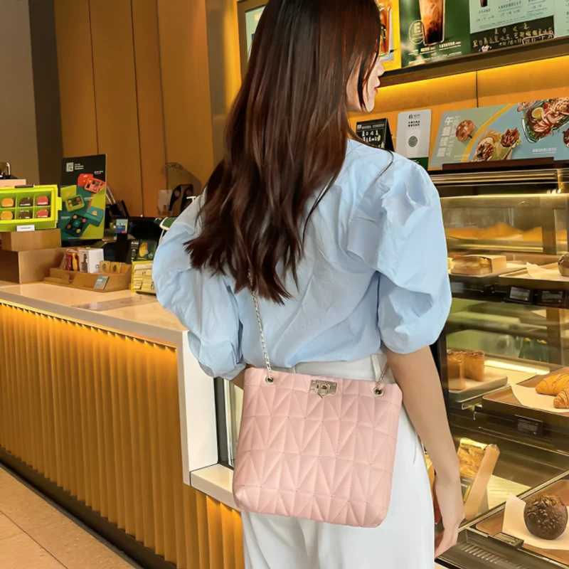 Miomu Bolso Acolchado con Correas de Cadena Dorada