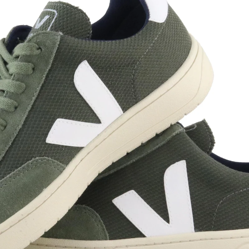 Deportiva kaki V12 Veja
